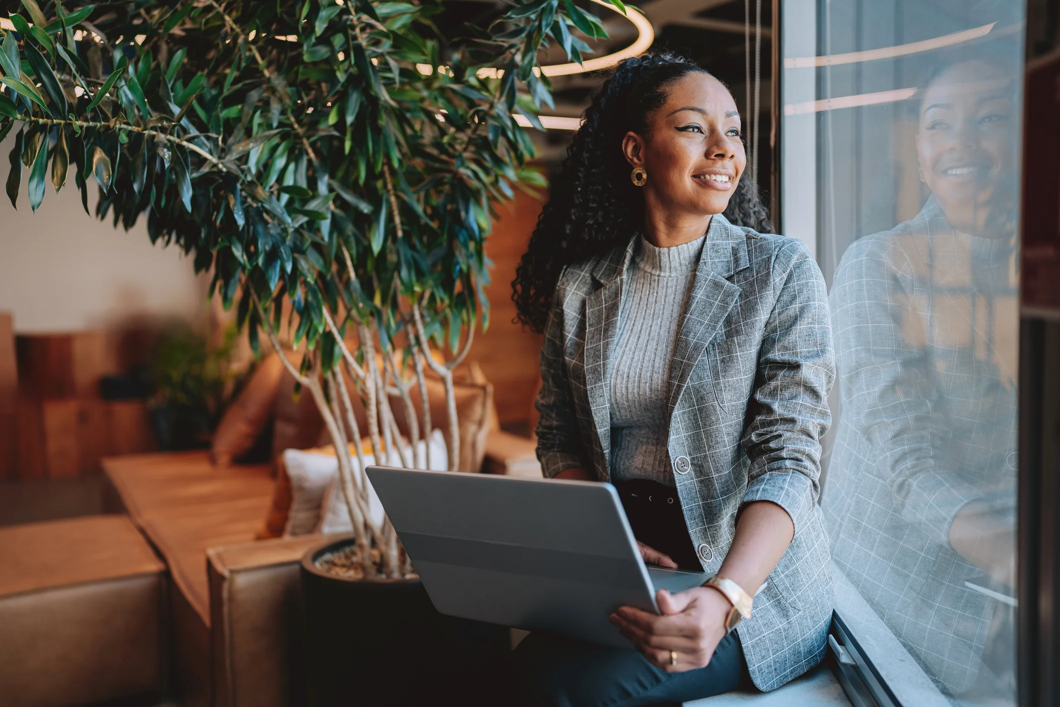 Business Woman Using Laptop 636f5f94c949b0daabee252ffa27981a089f60b3
