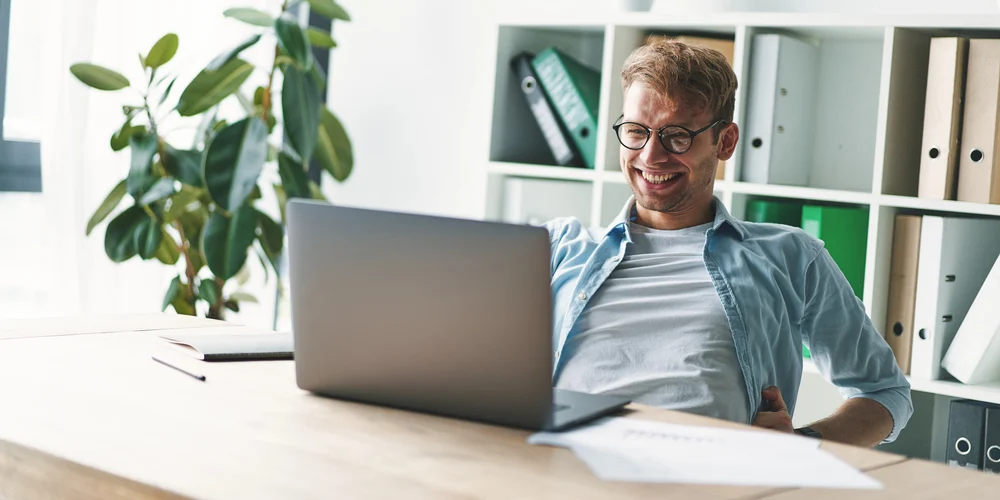 Depositphotos_355839210_S happy member of a link building agency
