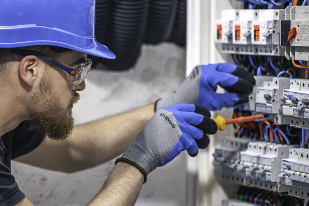an electrician doing the job he booked with the help of a digital marketing agency