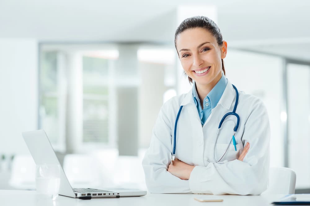 physician using SEO for concierge doctors to get patients