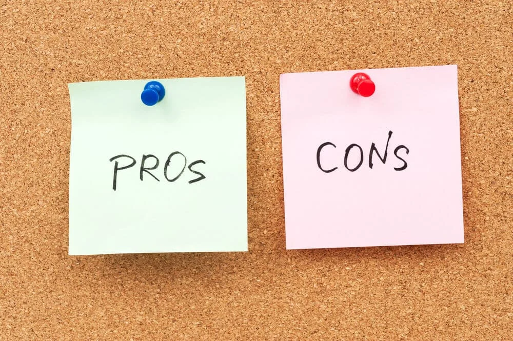 Pros-And-Cons-Sticky-Notes-On-Corkboard multi-location vs. franchise pros and cons